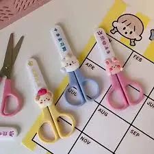 مقص صغير للكرتون على كرت