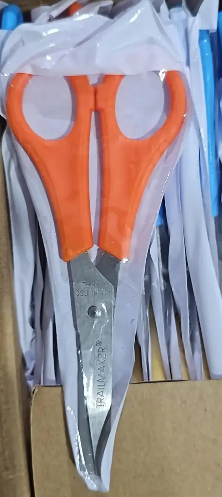 مقص صغير في كرتونة 12