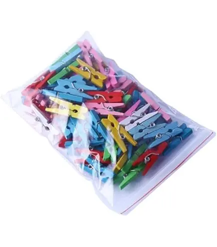 ملاقط ملونة صغيرة بعلبة