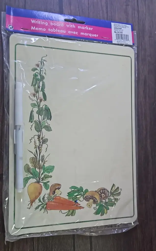 لوح كرتون صغير مع قلم