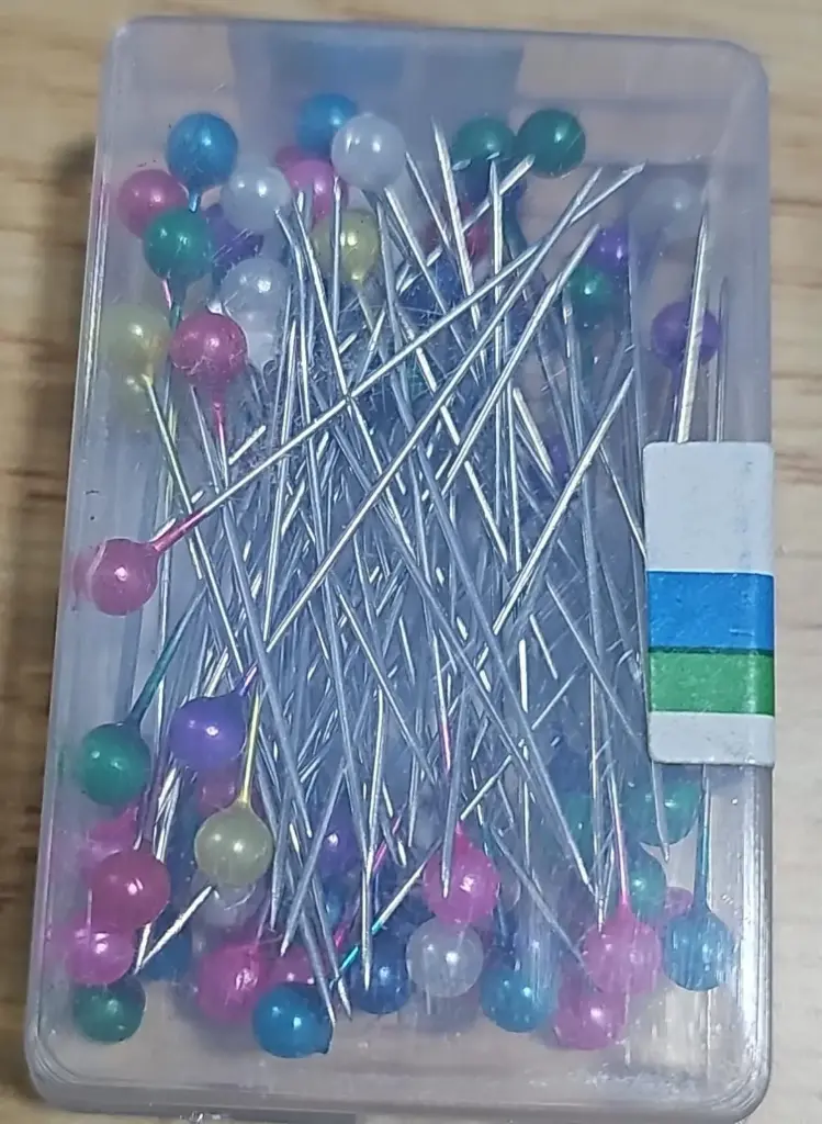 دبوس خياطة ملون