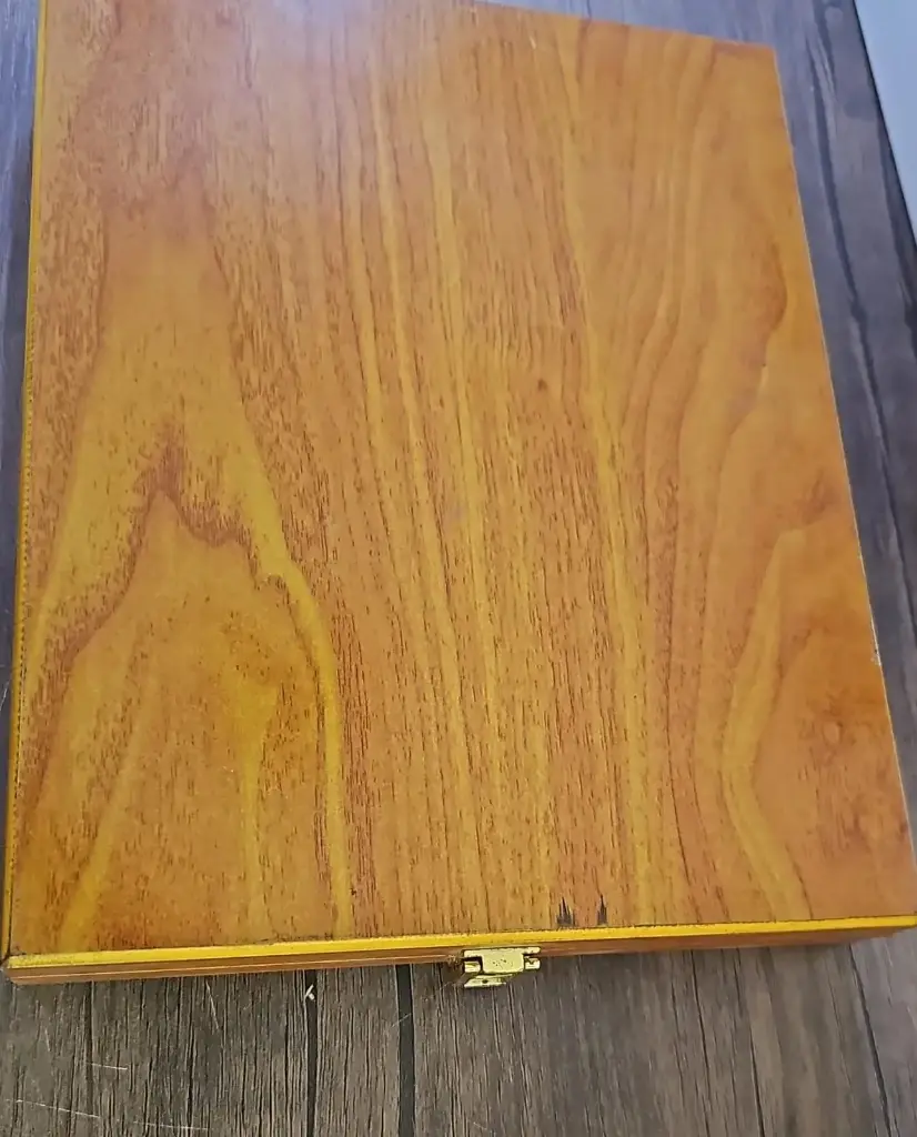 درع مع علبة خشب