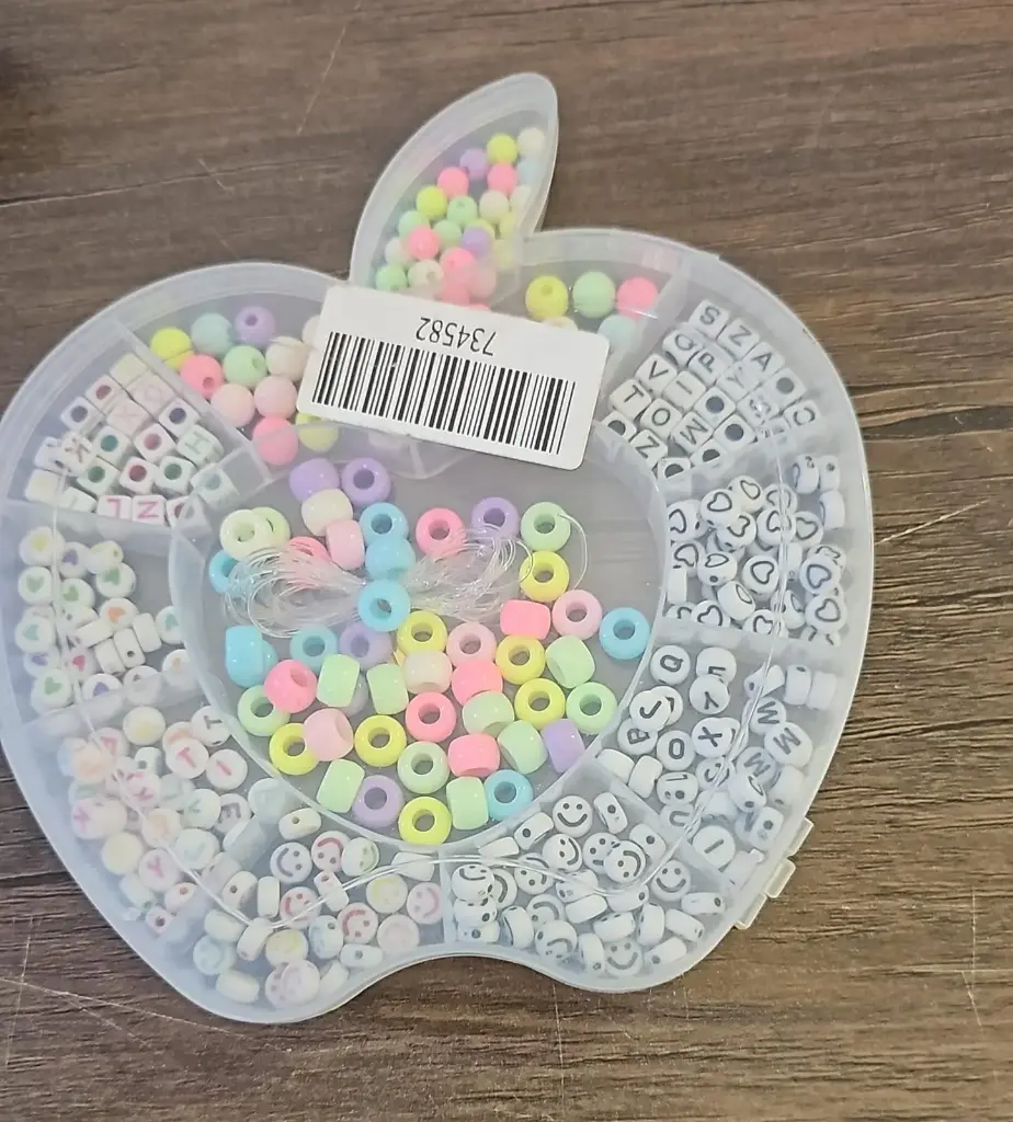 علبة خرز ملون  وفراشة وشكل تفاحة