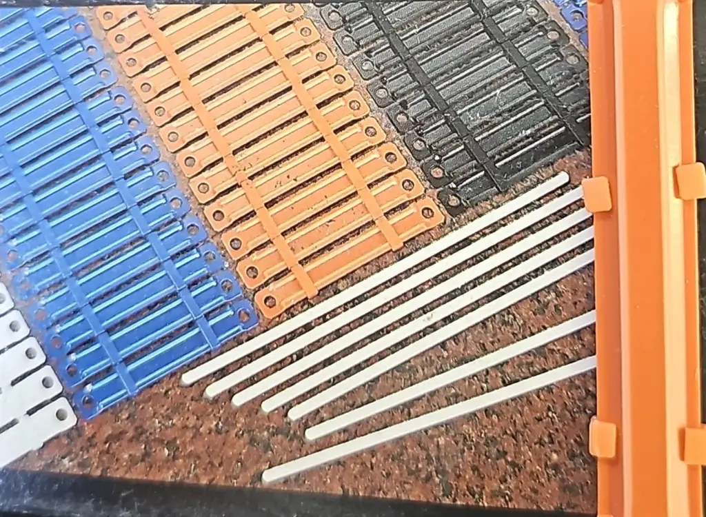 Fasteners 50pc metal base, plastic prong 