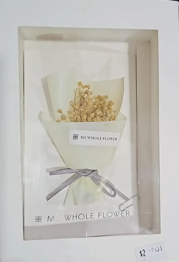 ورد بوكيه صغير داخل علبة بيضاء 