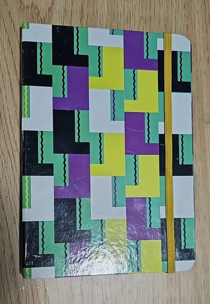 دفتر نوت صغير مع مغيطة